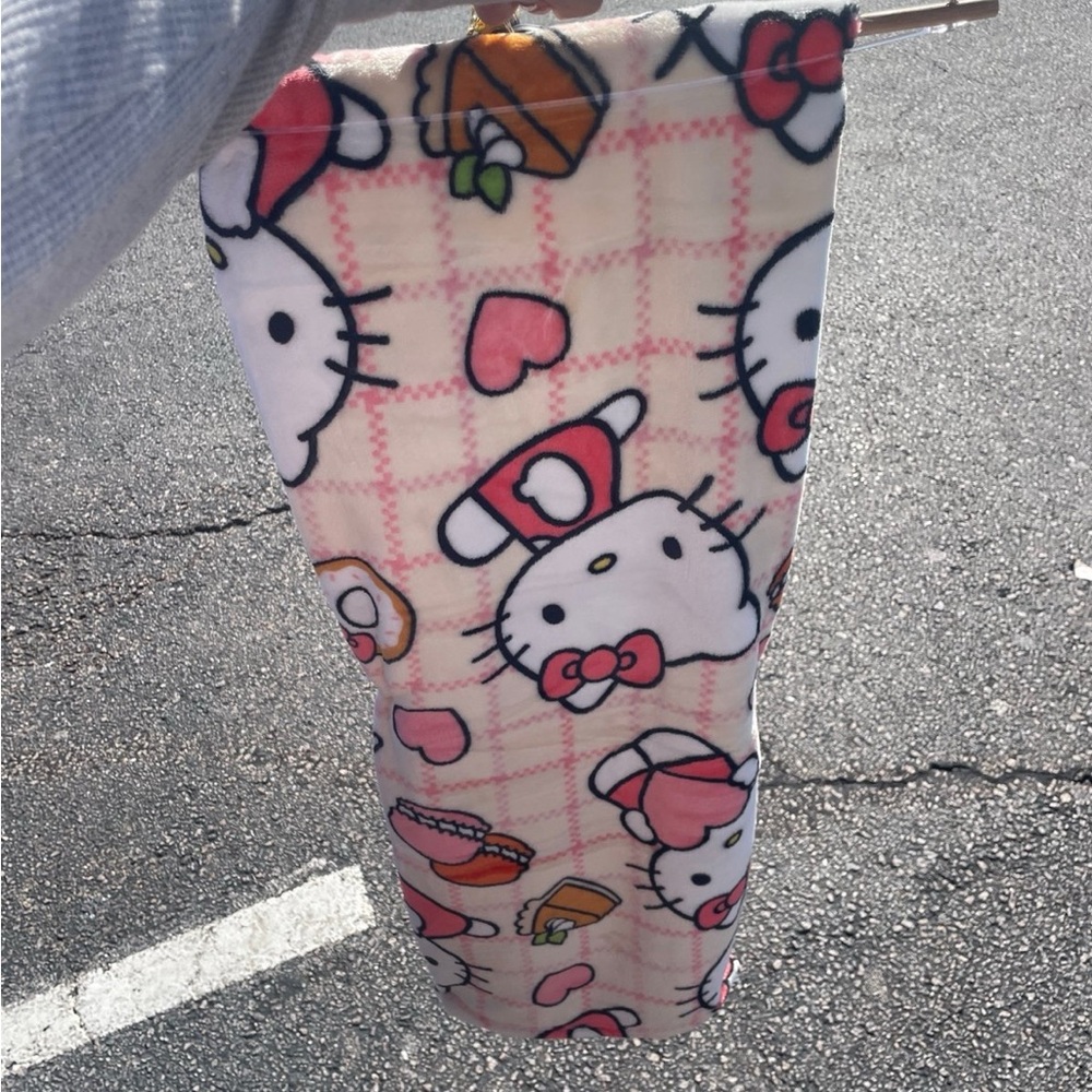 Hello Kitty macaroon blanket